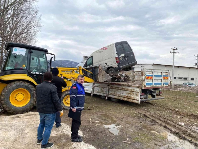 Başiskele'de hurda araçlar toplanıyor