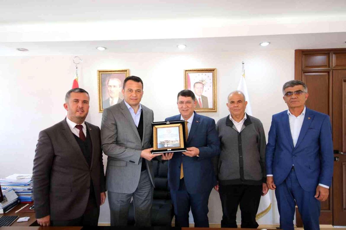 Kaş Belediye Başkanı Ulutaş, AESOB Başkanı Dere\'yi ziyaret etti