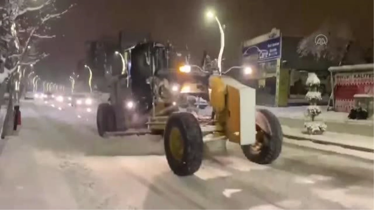 Belediye ekipleri karla mücadeleyi halaylarla eğlenceye dönüştürdü
