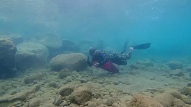 Bodrum'da öğrenciler kıyıyı, dalgıçlar denizi temizledi