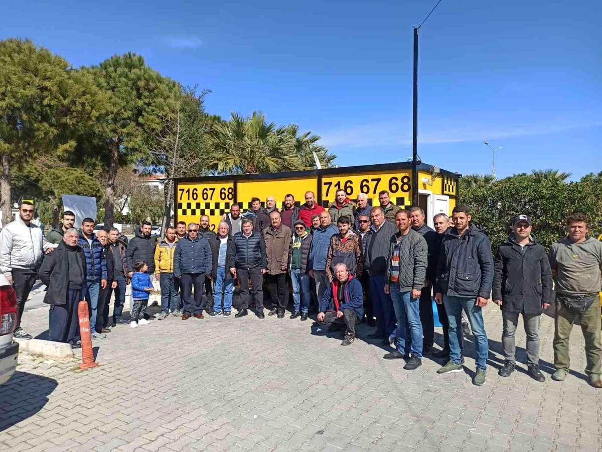 Çeşme\'de yeni taksiler duraklarına kavuştu