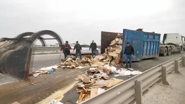 Devrilen hurda kağıt yüklü kamyon ulaşımı aksattı