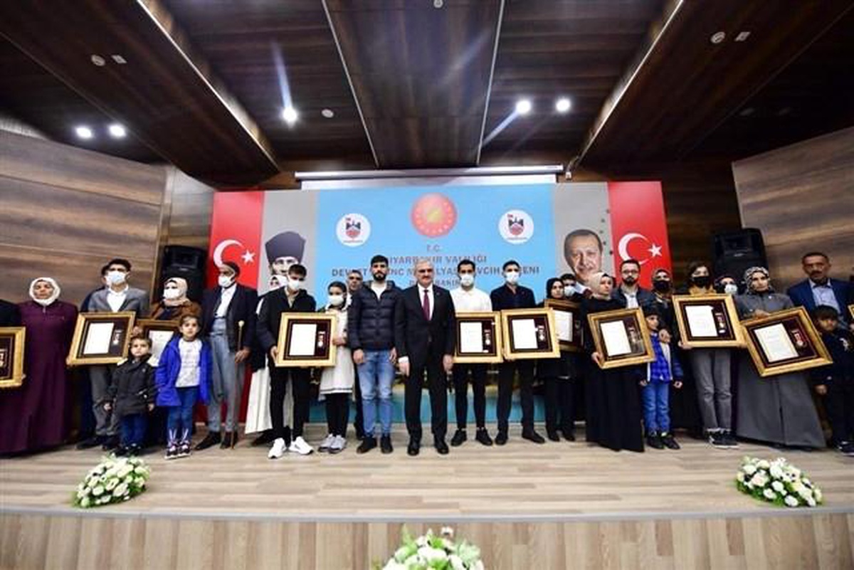 Son dakika: Diyarbakır\'da şehit ailelerine Devlet Övünç Madalyası ve Beratı verildi