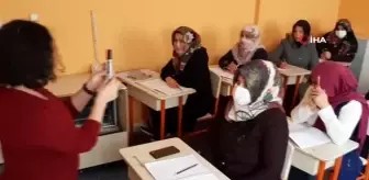 Diyarbakırlı kadınlar çocuklarını okula gönderip, kendileri de okuma yazma kursunun yolunu tutuyor