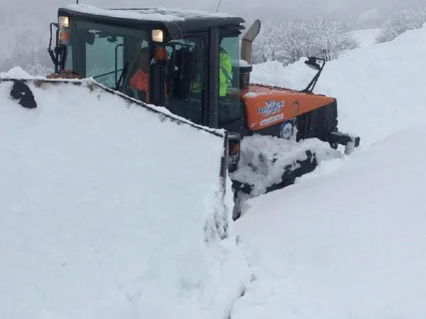 Doğu Karadeniz'de 448 yerleşim yerinin yolu kardan kapalı