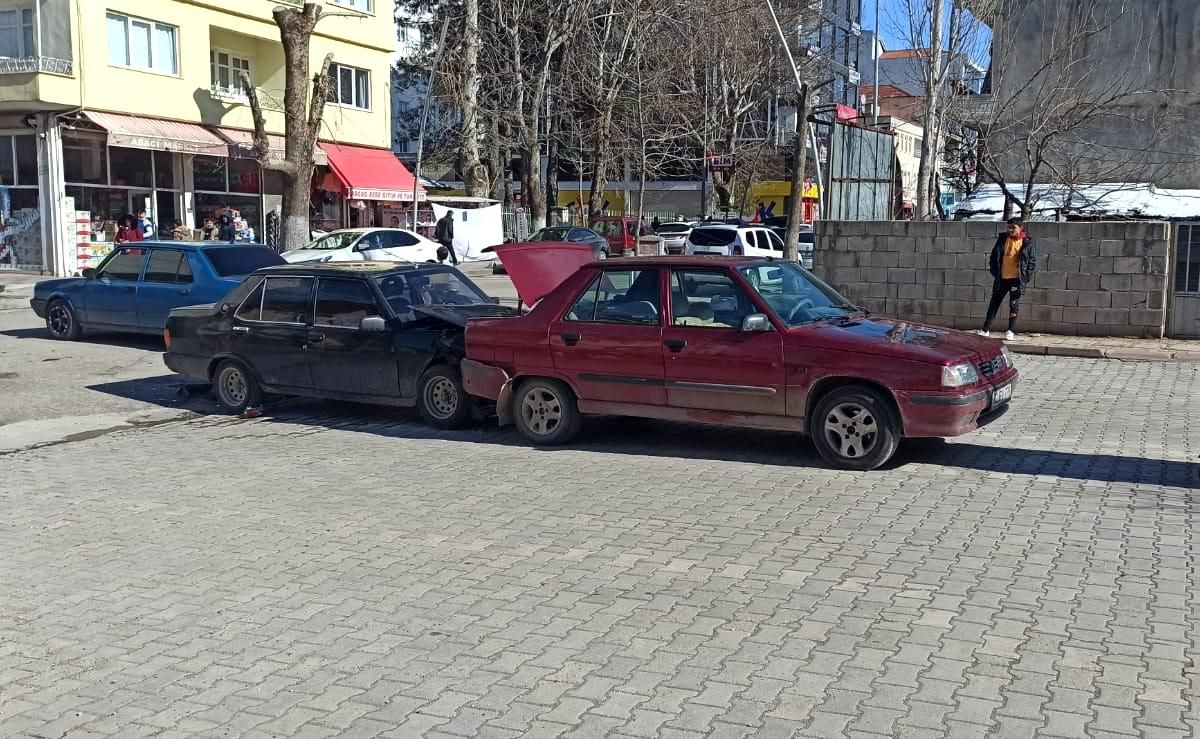 Gölbaşı\'nda otomobiller çarpıştı