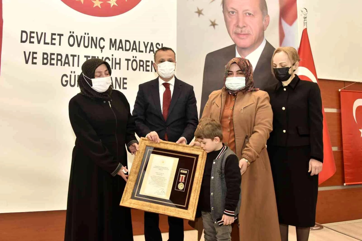 Gümüşhane\'de şehit ailesine Devlet Övünç Madalyası tevcih töreninde gözyaşları sel oldu