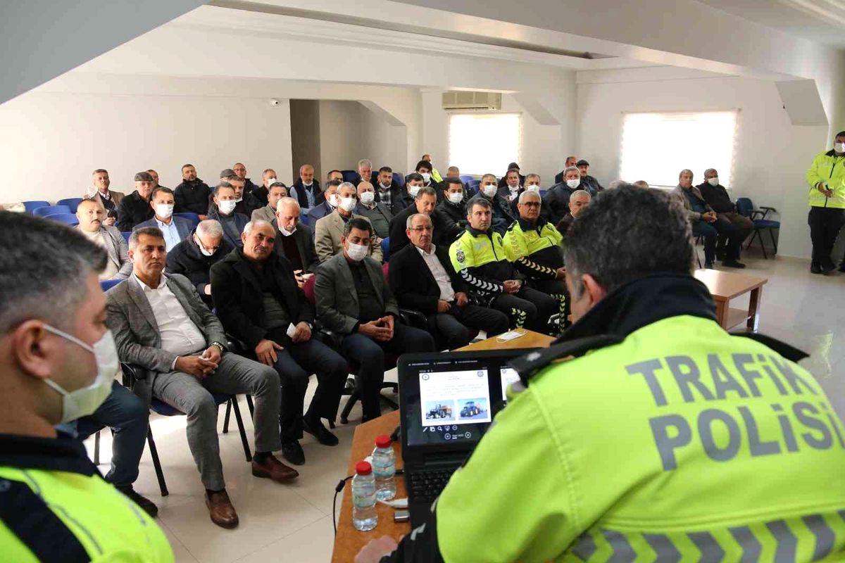 Hatay'da traktör sürücülerine eğitim verildi