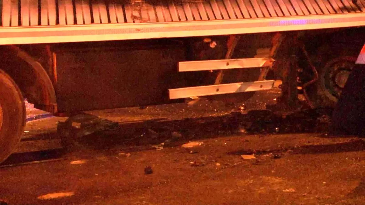 İstanbul Sultanbeyli'de otomobil tıra çarptı: 3 yaralı