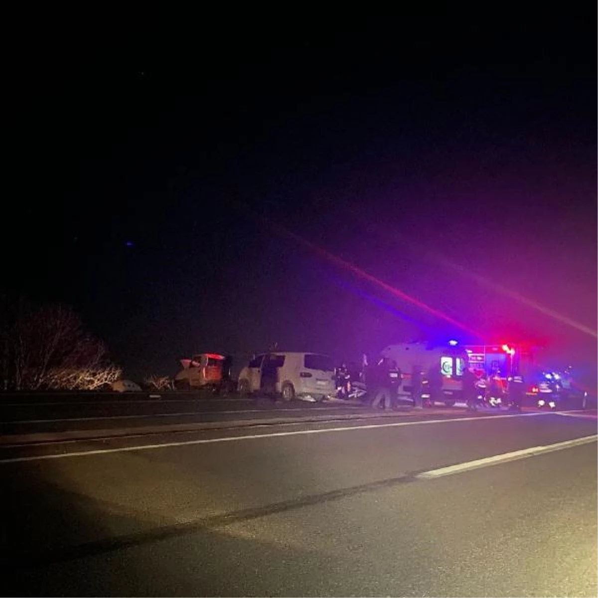 İzmir\'de kamyonet ile minibüs çarpıştı: 1 ölü, 3 yaralı