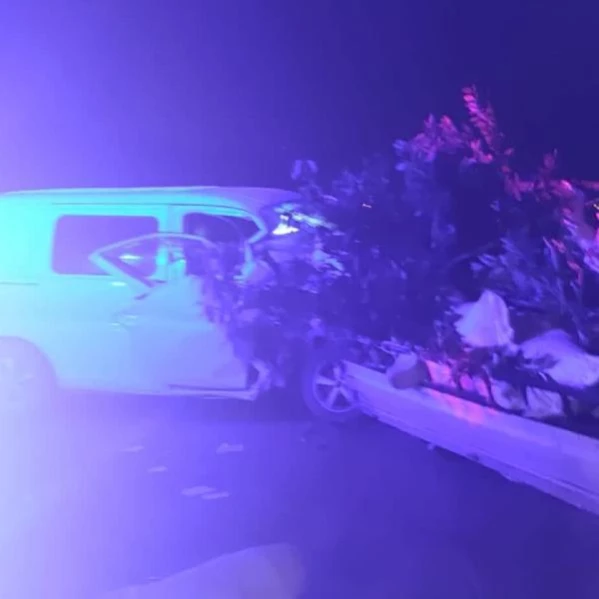 İzmir'de kamyonet ile minibüs çarpıştı: 1 ölü, 3 yaralı