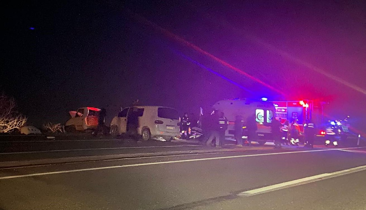 İzmir\'de hafif ticari araç ile kamyonet çarpıştı: 1 ölü, 3 yaralı