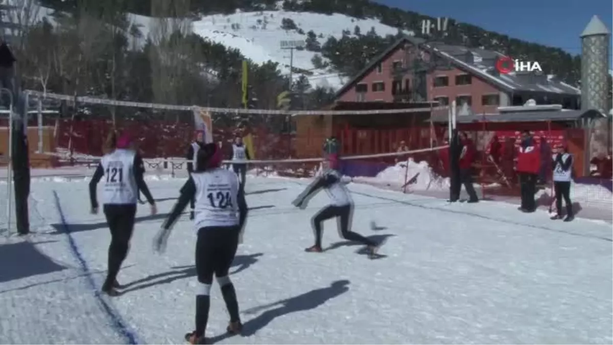 Kar üstünde voleybol nefesleri kesiyor
