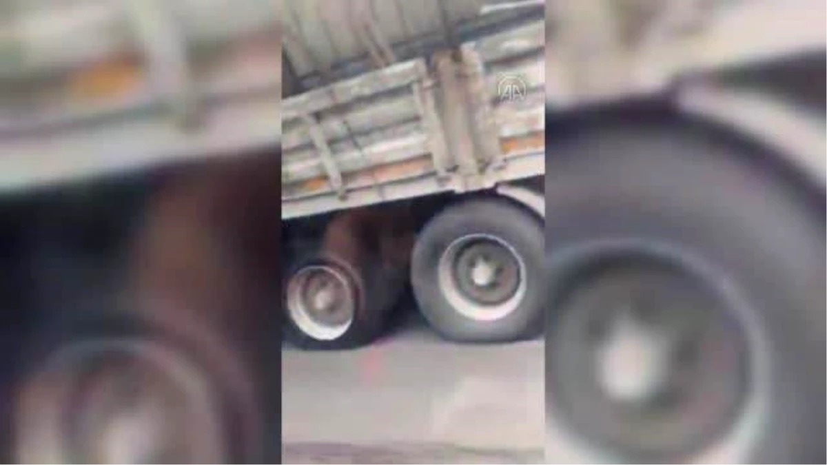 Kara yolunda parçalanmış lastikle ilerleyen kamyon şoförünün tehlikeli yolculuğu kamerada