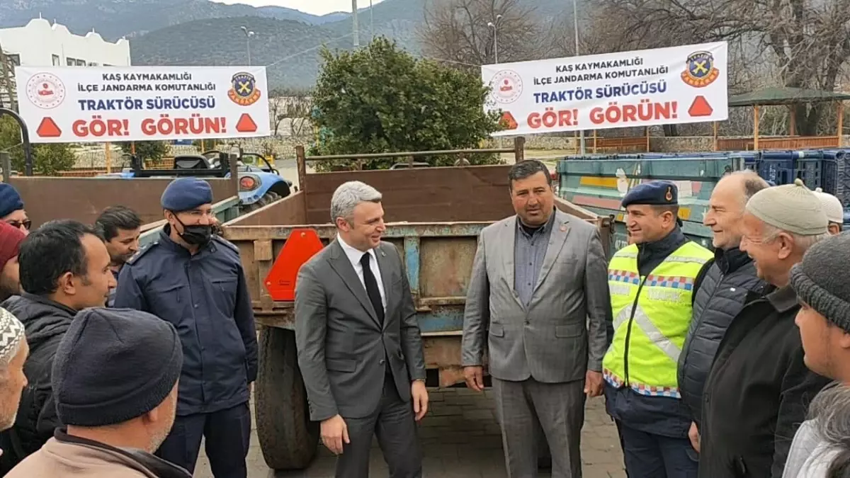 Kaş\'ta 80 traktör sürücüsüne reflektör dağıtıldı