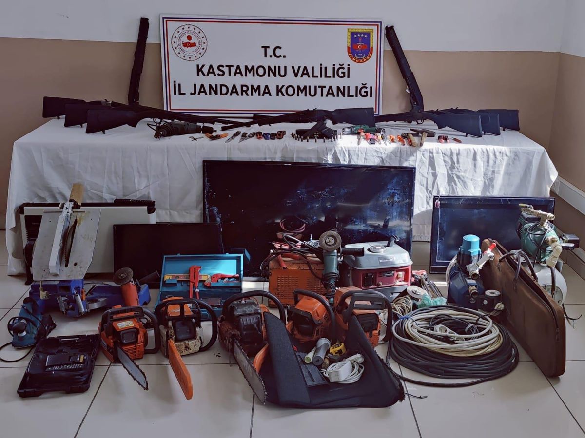 Kastamonu\'da 10 evden hırsızlık yapan 4 şüpheliden 3\'ü tutuklandı