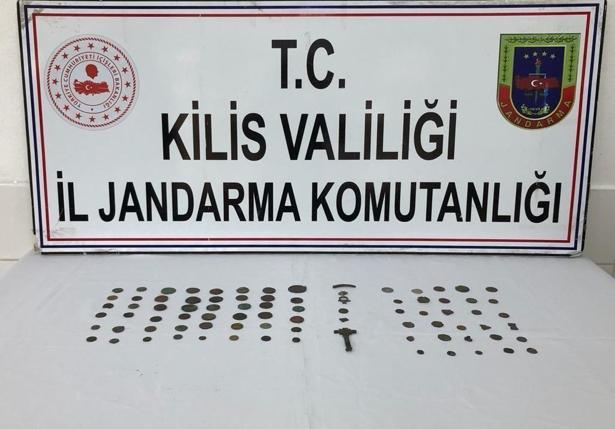 Kilis\'te tarihi eser olduğu değerlendirilen 84 sikke ele geçirildi