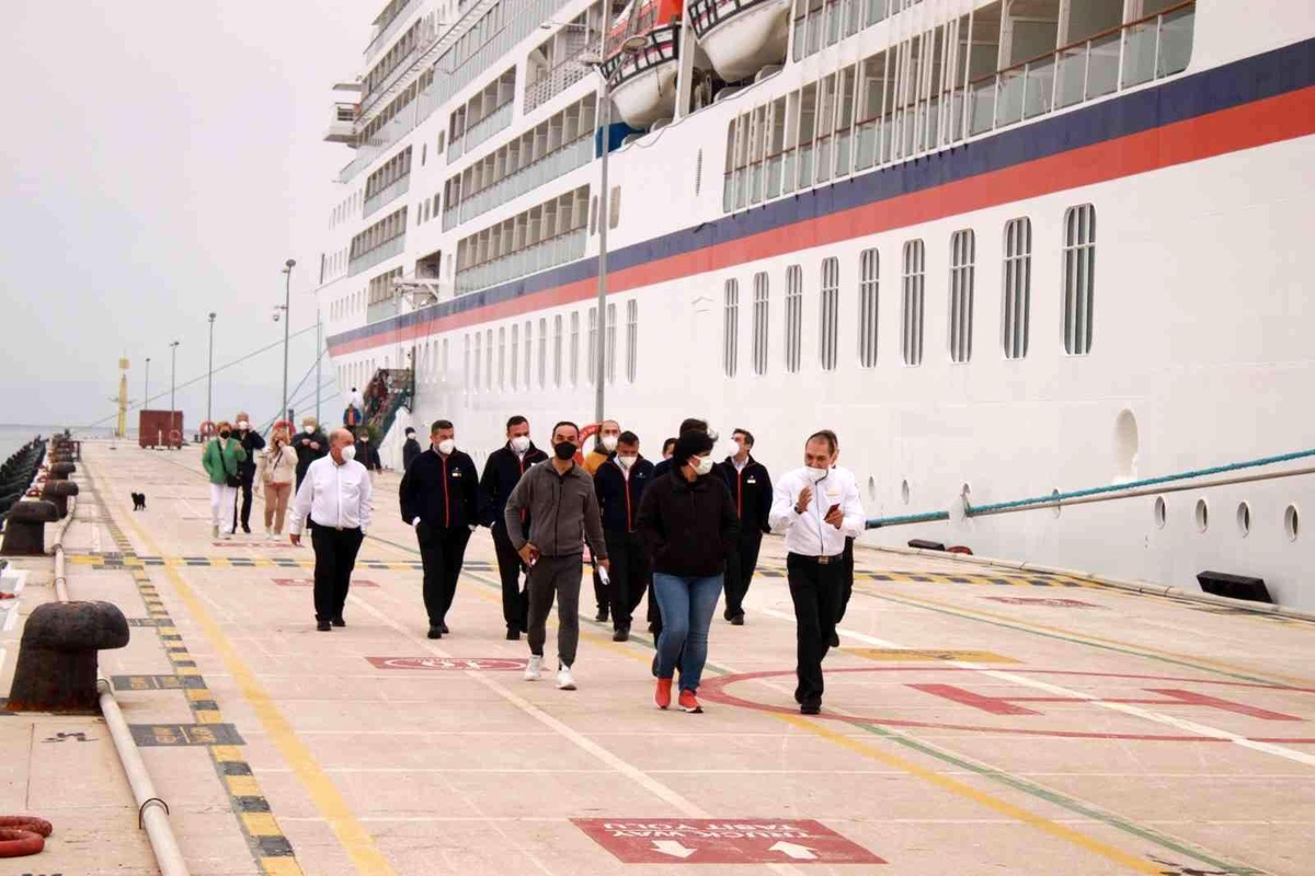 Kuşadası\'na gemi ile 145 yolcu geldi