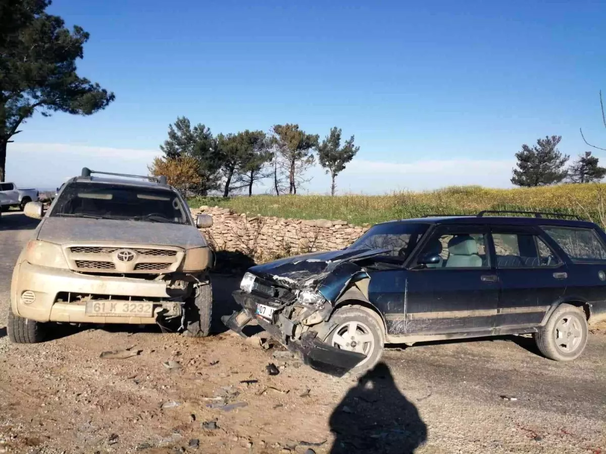 Manavgat\'ta iki araba kafa kafaya çarpıştı: 1 yaralı