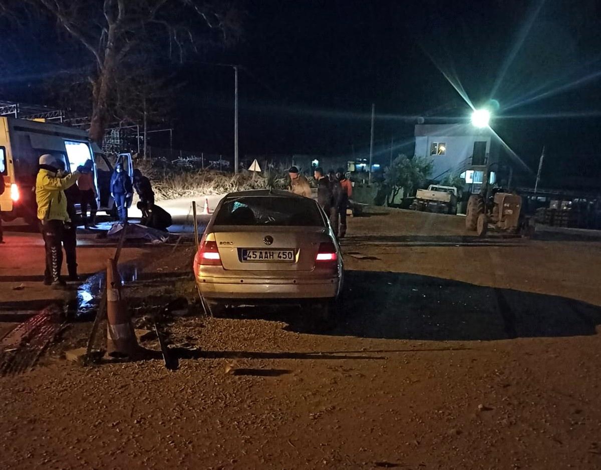 Manisa\'da refüje çarpan otomobil takla attı: 1 ölü