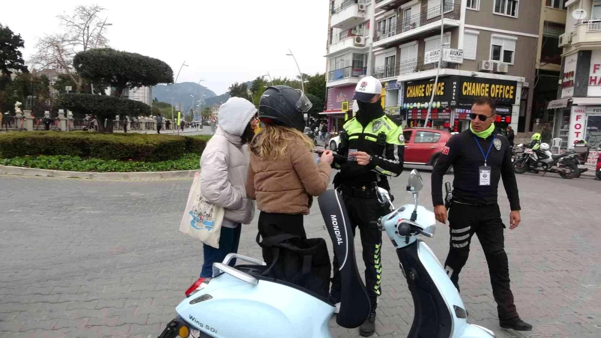 Marmaris\'te motosiklet sürücülerine kask uygulaması