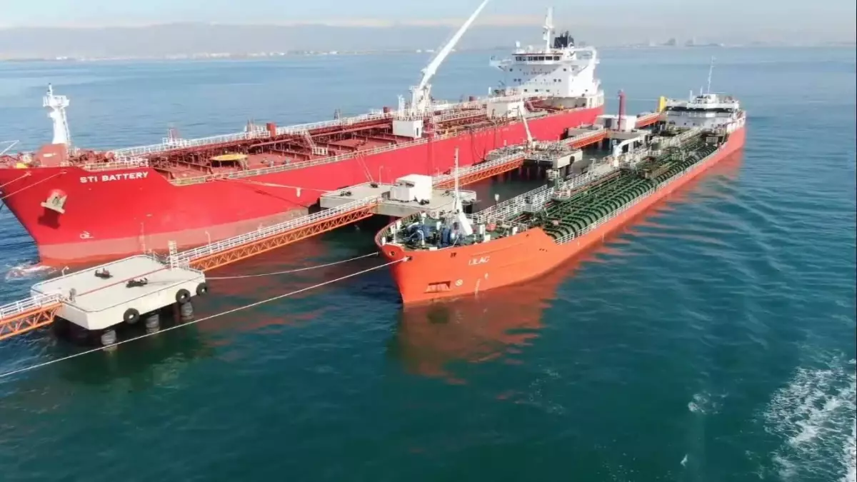 Mersin'e gelen gemiden ayçiçeği yağı sevkiyatı başladı