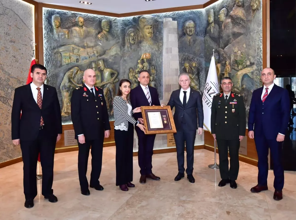 Şehit aileleri ve gazilere törenle Devlet Övünç Madalyası ve Beratı verildi