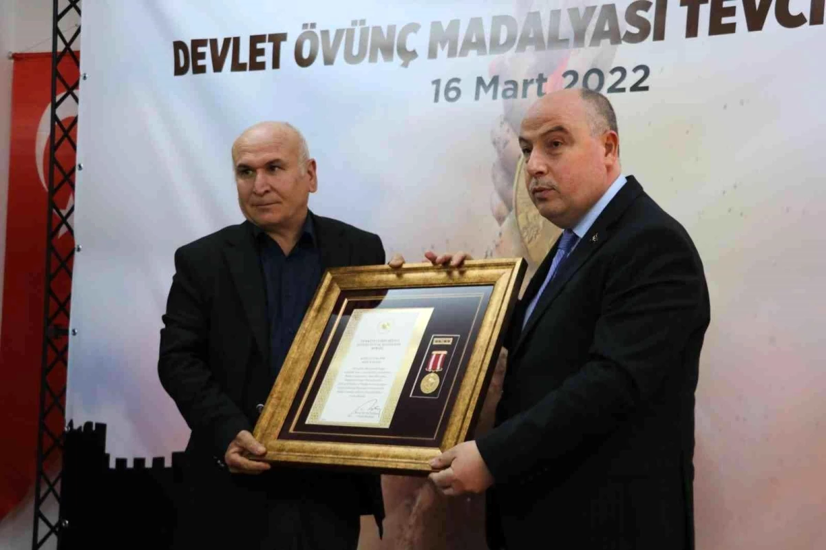 Şehit yakınlarına ve gazilere devlet övünç madalyası verildi