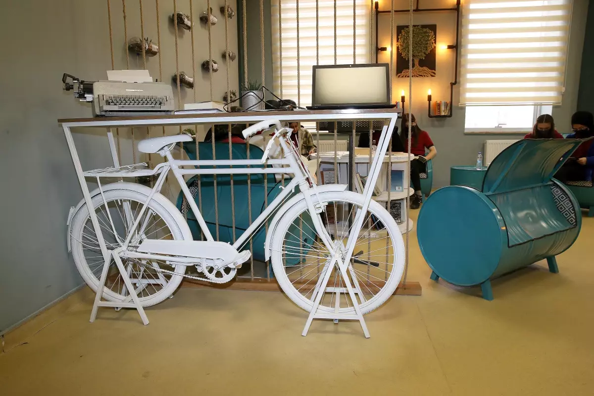 Sivas\'ta otomobilden sebze kasasına çok sayıda atıkla kütüphane oluşturuldu