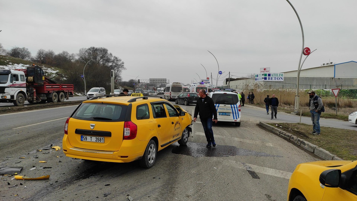 Tekirdağ\'da minibüsle taksinin çarpıştığı kazada 2 kişi yaralandı