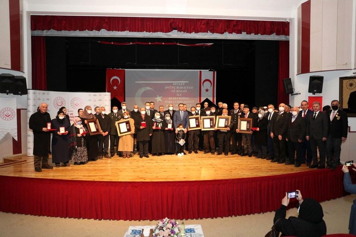 Tokat'ta 6 şehit ailesi ile 19 gaziye devlet övünç madalyası ve beratı verildi