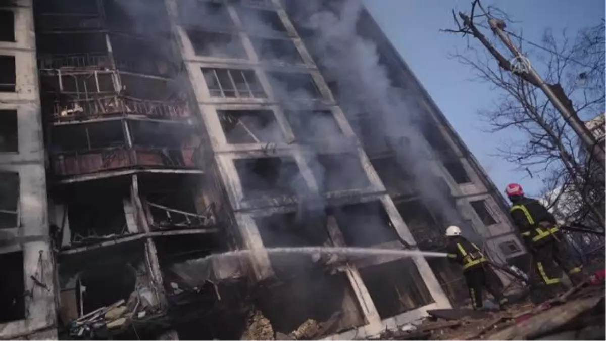 Ukrayna'daki saldırıda top mermisiyle vurulan 16 katlı apartman