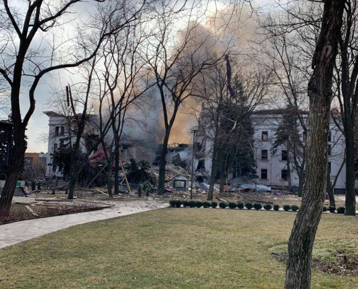 Ukrayna: Rus uçakları Mariupol\'da yüzlerce sivilin saklandığı tiyatro binasını bombaladı