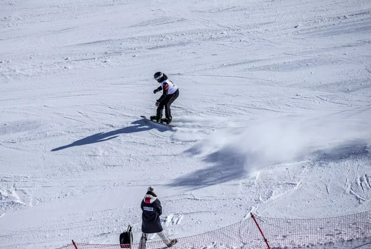 ÜNİLİG Snowboard Türkiye Şampiyonası Erzurum\'da başladı