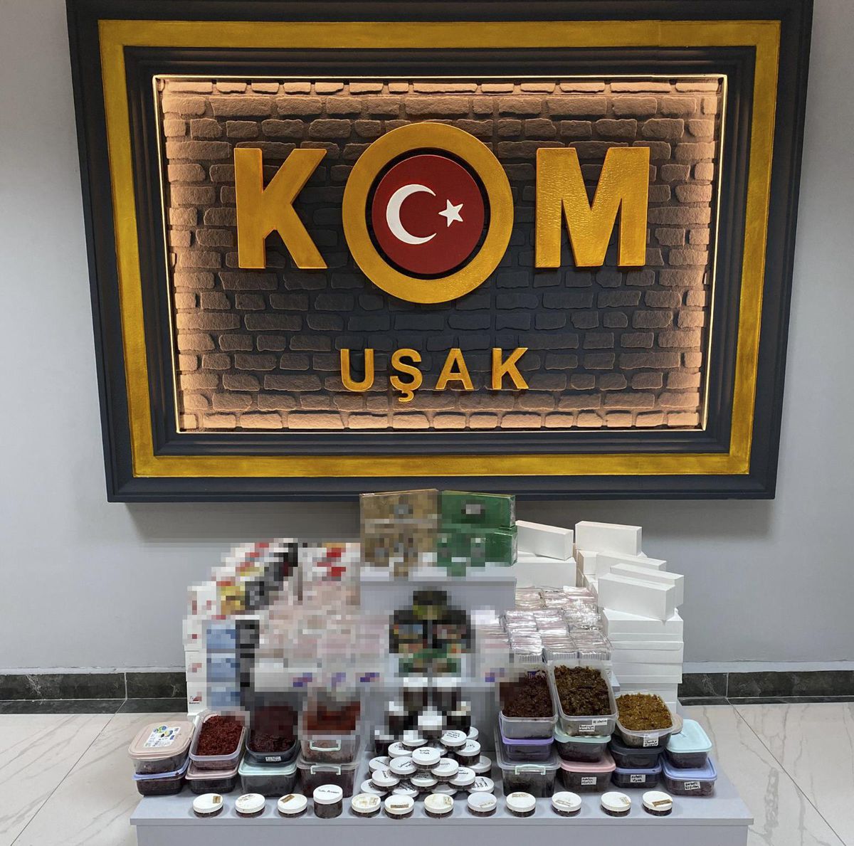 Uşak\'ta 21 bin 300 bandrolsüz makaron ele geçirildi