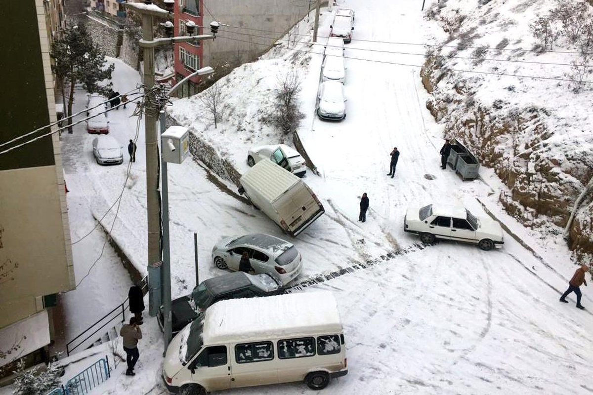 Son dakika haber! Yollar tuzlanmayınca kazalar ardı ardına geldi