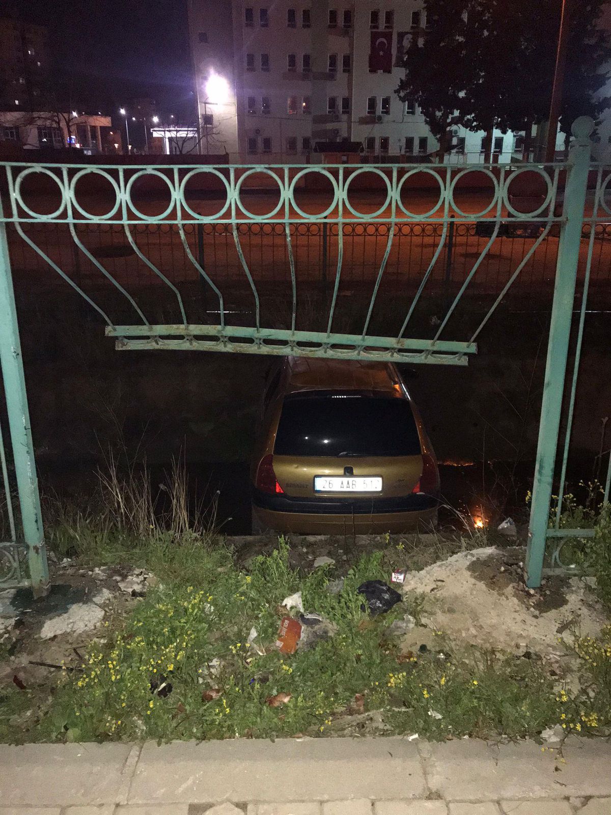 Adana\'da sulama kanalına devrilen araçtaki 5 kişi yaralandı