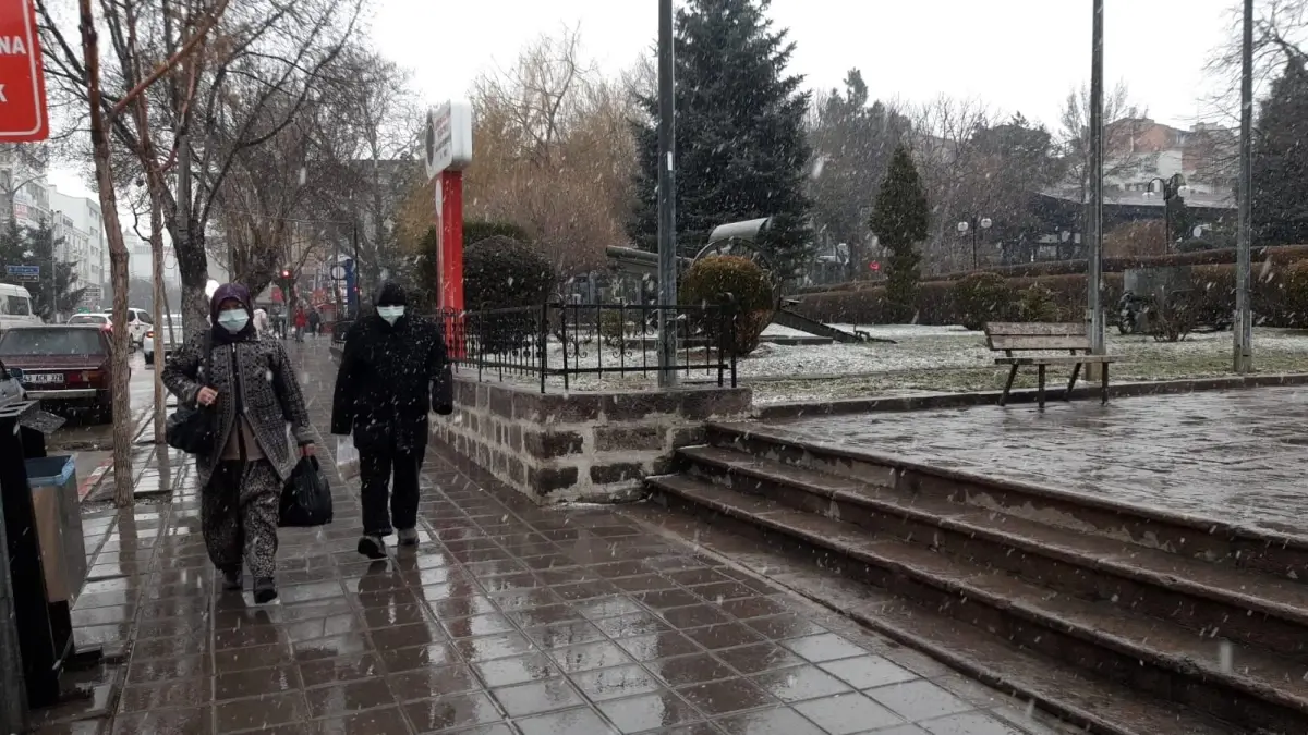 Afyonkarahisar'da kar yağışı yeniden başladı