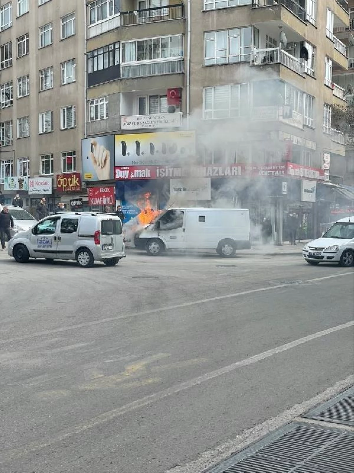 Ankara\'da para nakil aracı, alev alev yandı