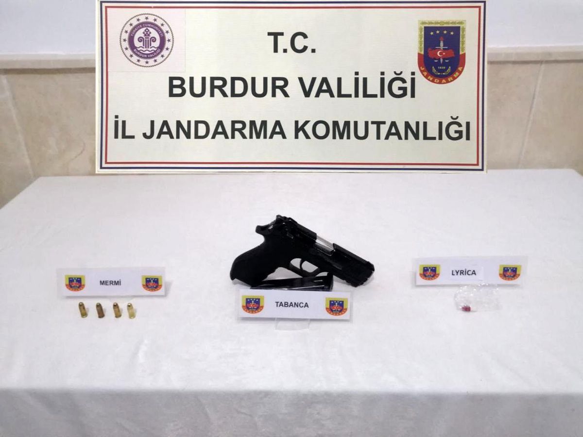 Son dakika haber: Araçtan uyuşturucu madde ve silah çıktı