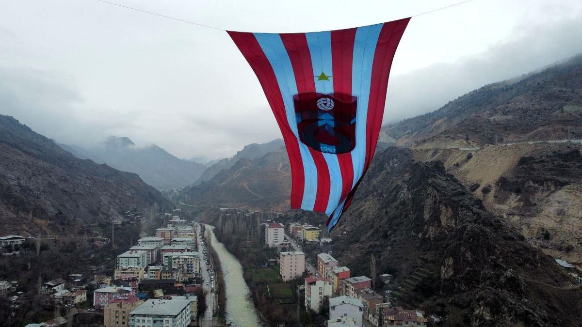 Artvin\'de dev viyadüklere asılan Trabzonspor bayrağının kaldırılmasıyla ilgili açıklama geldi