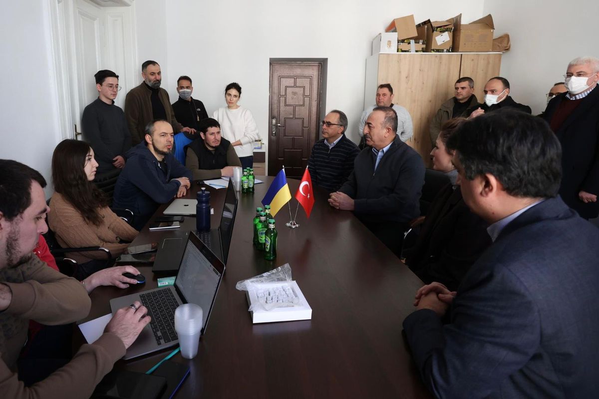 Çavuşoğlu, Kırım Tatar Koordinasyon Merkezi'ni ziyaret etti