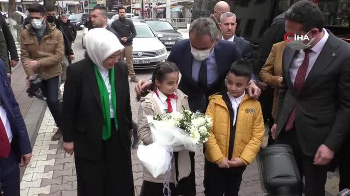 Bakan Özer: 'Bu sürecin en büyük kahramanları şüphesiz öğretmenlerimiz'