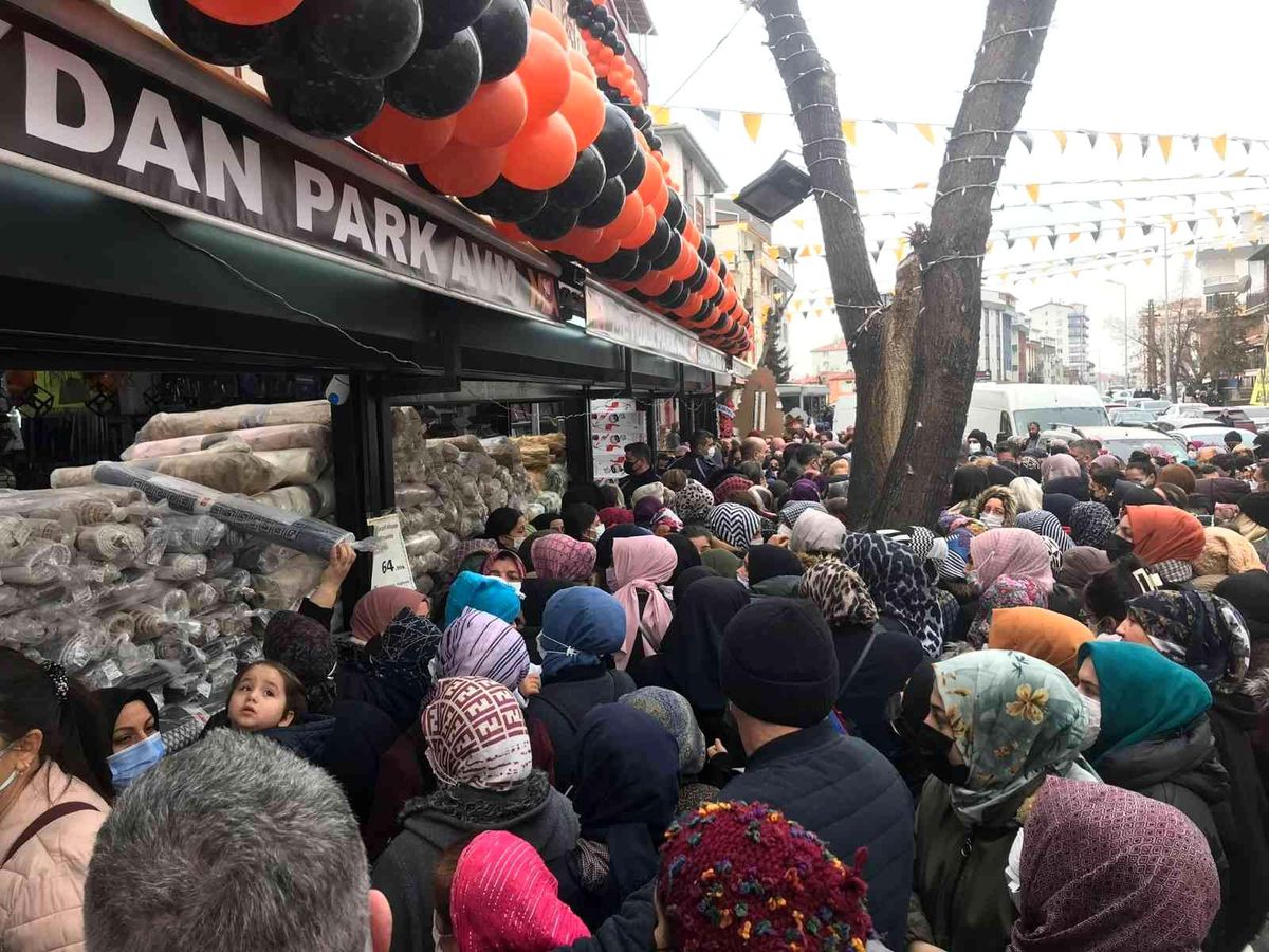Başkent'te AVM açılışında izdiham