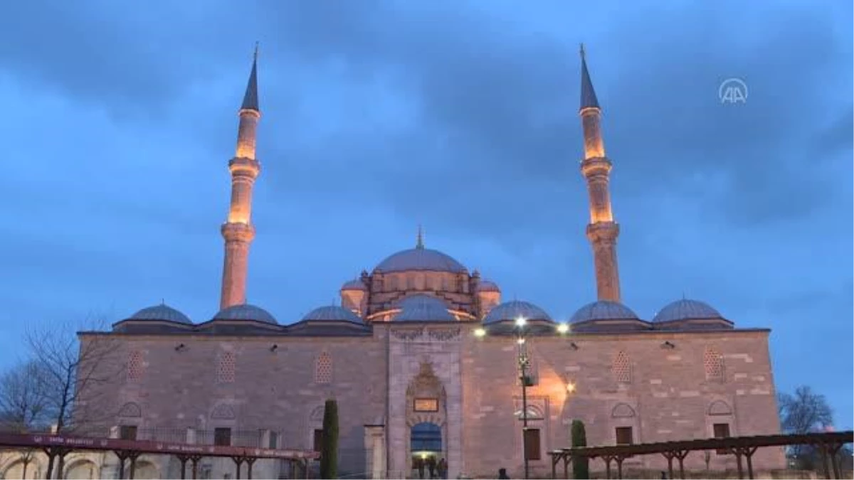 Berat Kandili İstanbul\'da dualarla idrak edildi