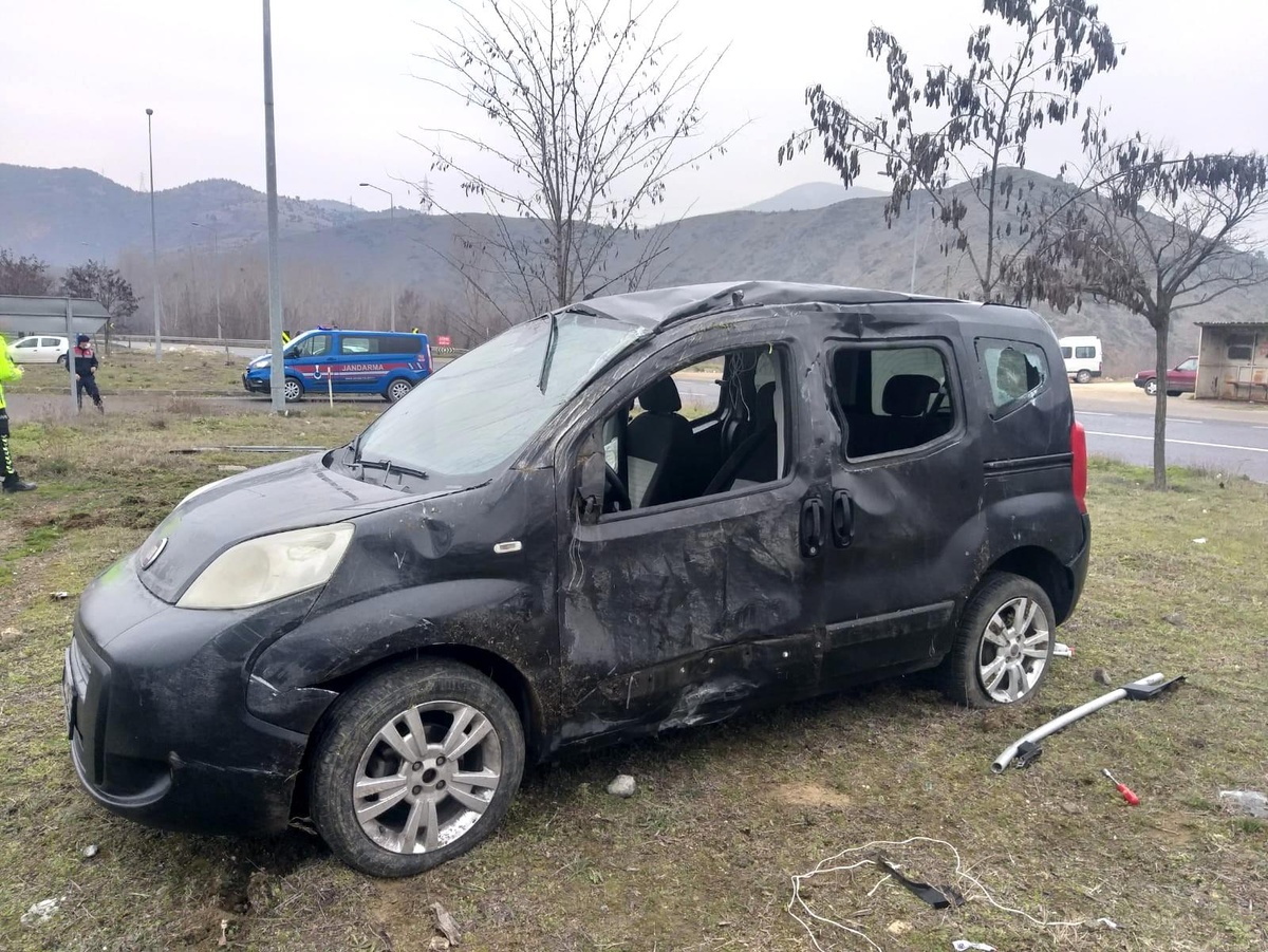Son dakika... Bilecik\'te trafik kazası: 3 kişi yaralandı