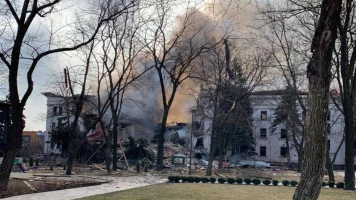 Binanın önüne Rusça \'çocuk\' yazmışlardı! 1000\'den fazla kadın ve çocuk bomba sığınağına inerek hayatta kaldılar