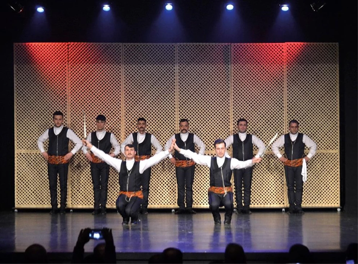 "Bir İstiklal Şehri Erzurum" tiyatro gösterisi yoğun ilgi gördü