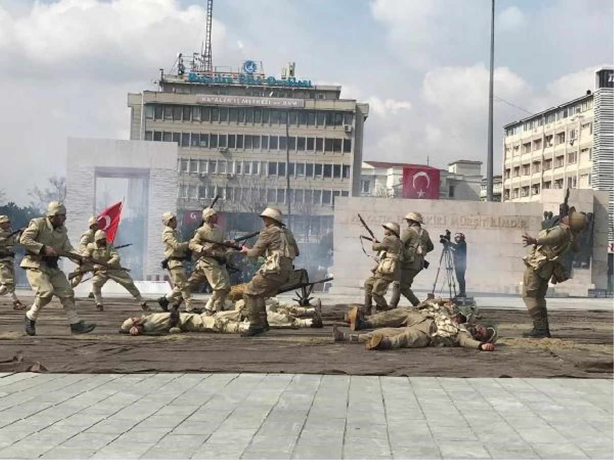 ÇANAKKALE ZAFERİ COŞKUYLA KUTLANIYOR; BAĞCILAR MEYDAN\'A PLATO KURULDU