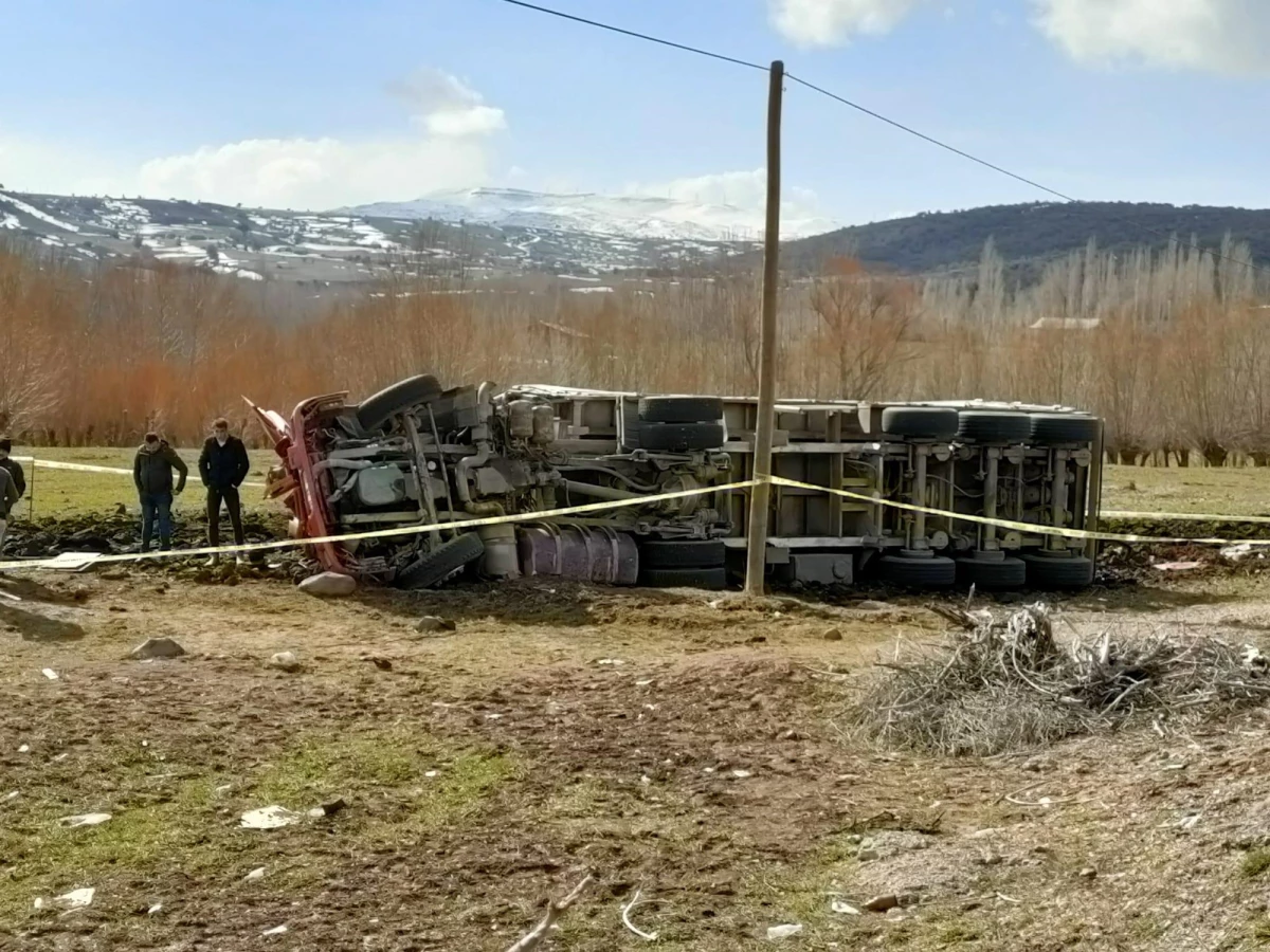 Son dakika haber! Çankırı\'da şarampole devrilen kamyonun sürücüsü öldü